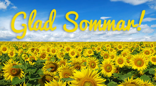Ett fält med solrosor och en blå himmel med lite vita stackmoln och texten "Glad sommar!" i gult över himmelen