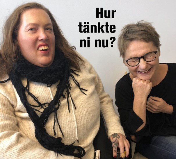 Två skrattande kvinnor under texten "Hur tänkte ni nu?"