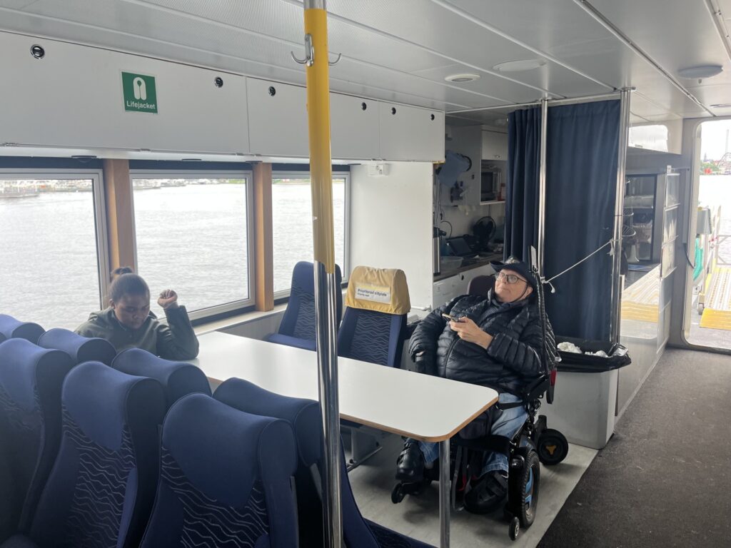 Jan Kaur sitter ombord på båten.
