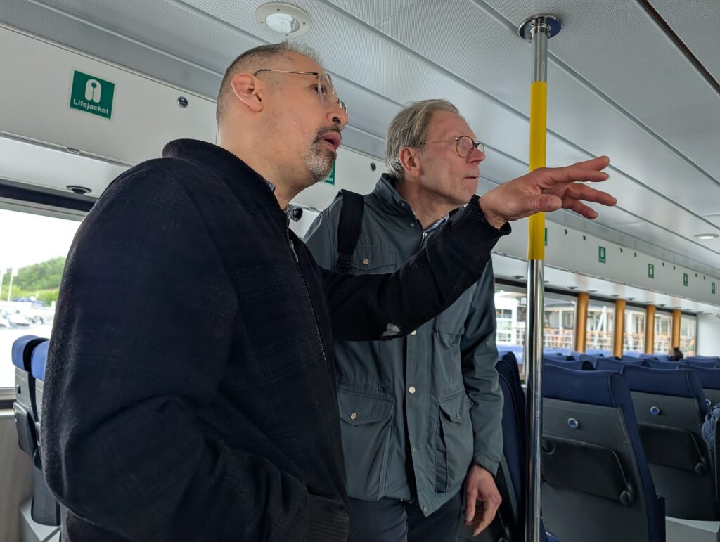 Patrick Englund och Per Hommerberg från Liberalerna står ombord på båten.