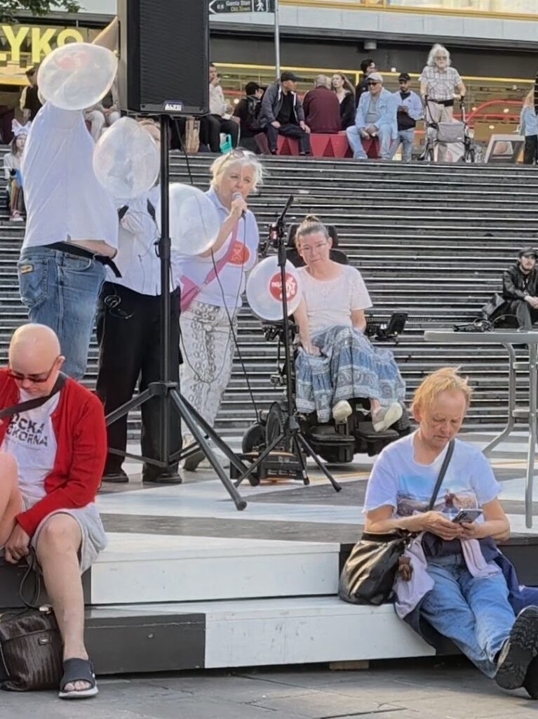 alt=”Anna Westerberg under sitt tal på manifestationen.”