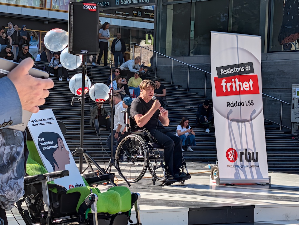 alt=”Jonas Franksson håller tal på manifestationen. ”