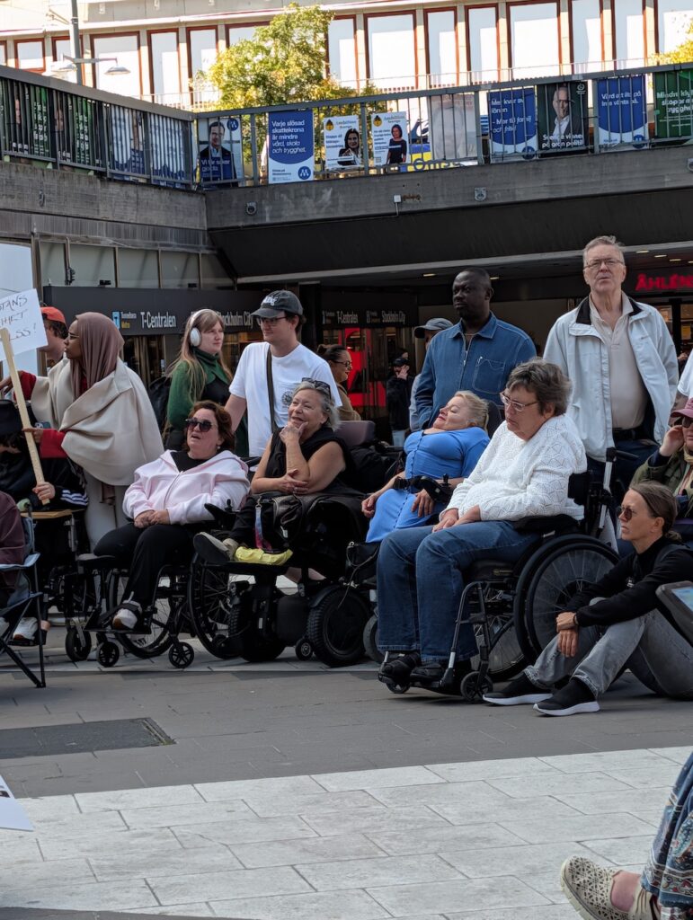 alt=”Yvonne Björkman tillsammans med andra deltagare på manifestationen.”