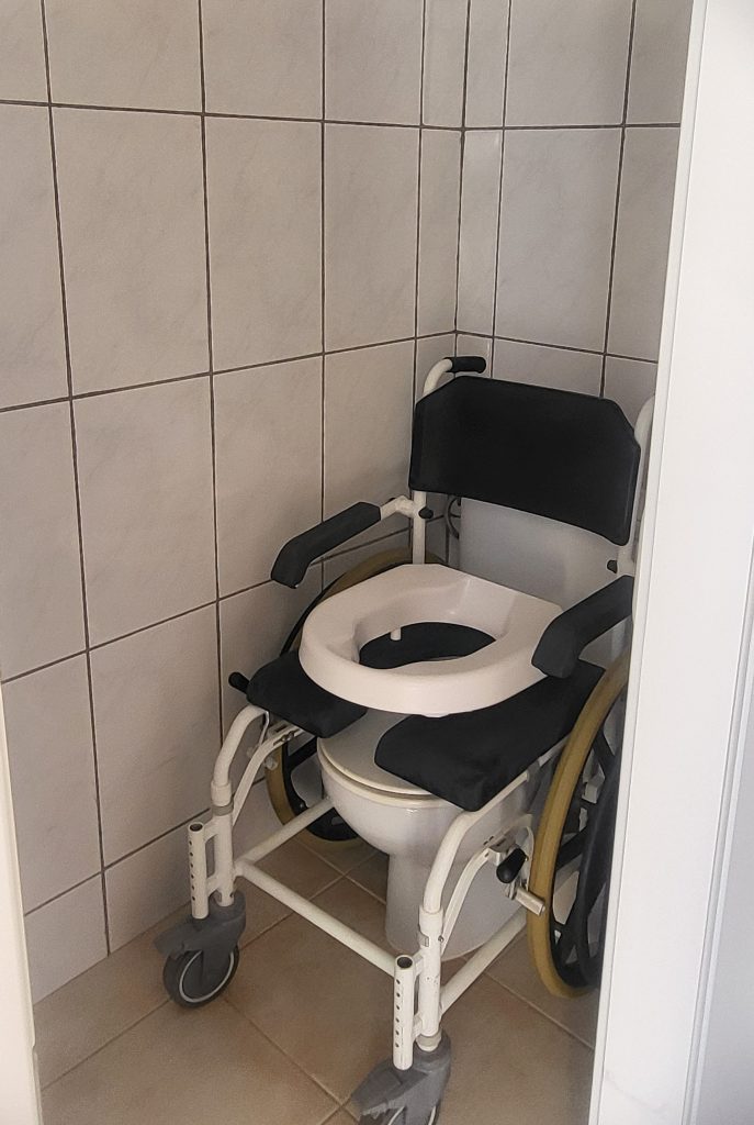 Duschstolen kan användas tillsammans med toalettstolen.