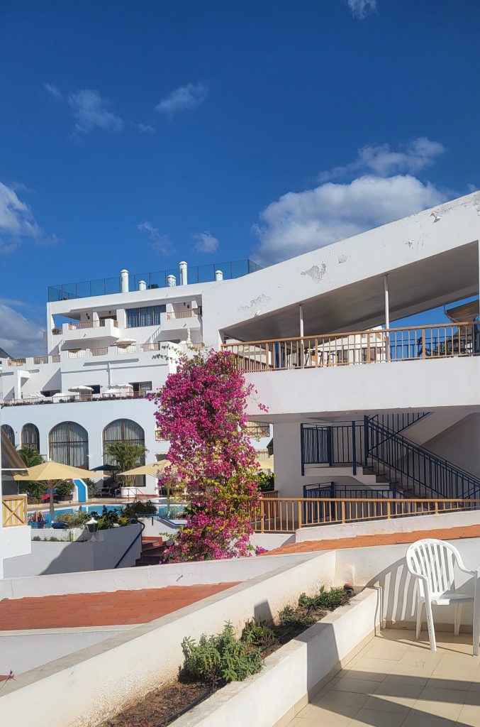 Hotellområdet på Mar y Sol har terrasser på alla nivåer av de vitrappade byggnaderna.