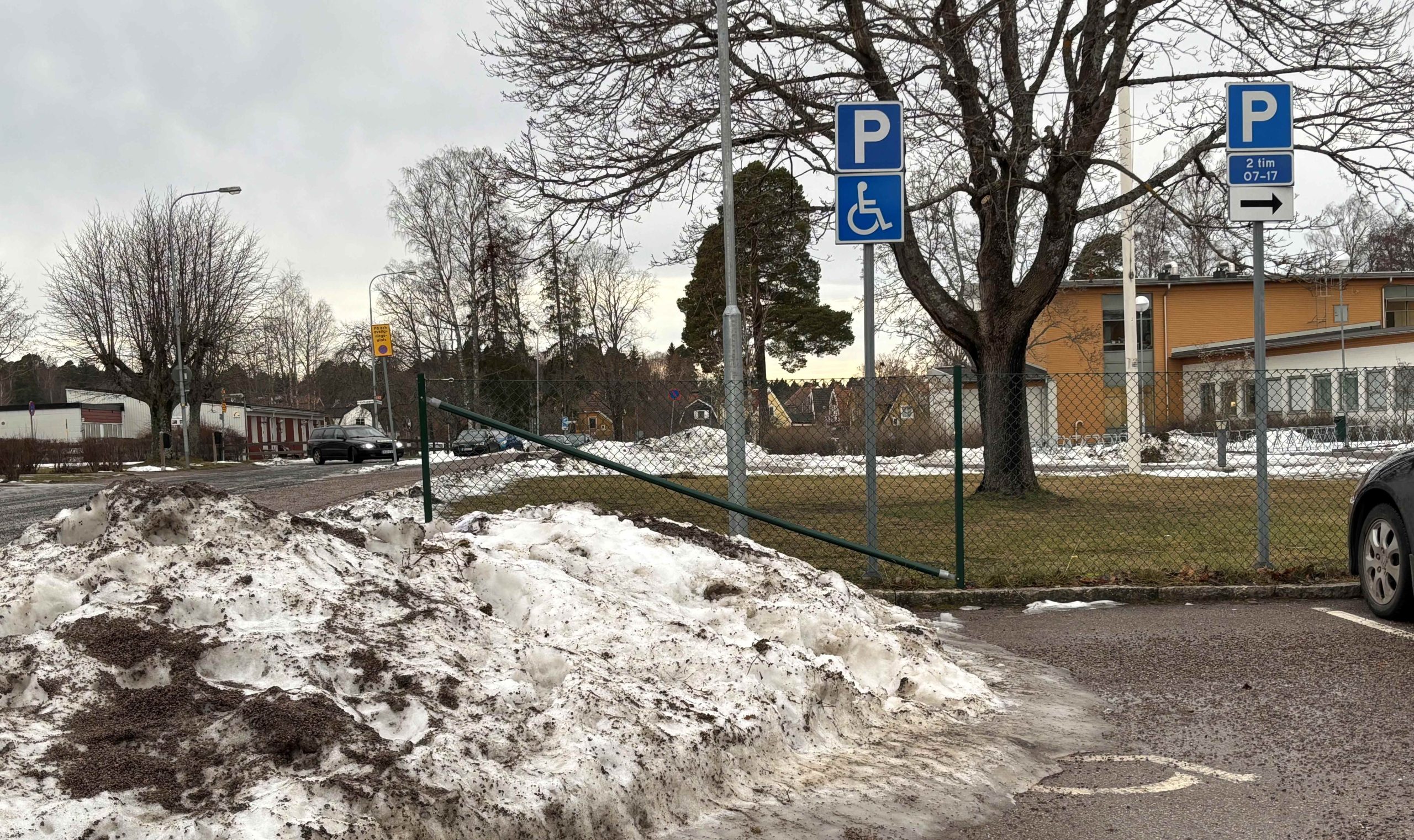 Anpassad parkeringsplats som under vintern används som snöupplag.