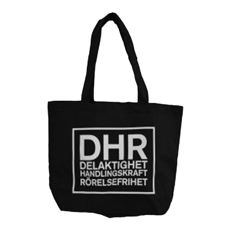 Svart tygkasse med långa axelband och DHR:s logotyp i vitt tryck.