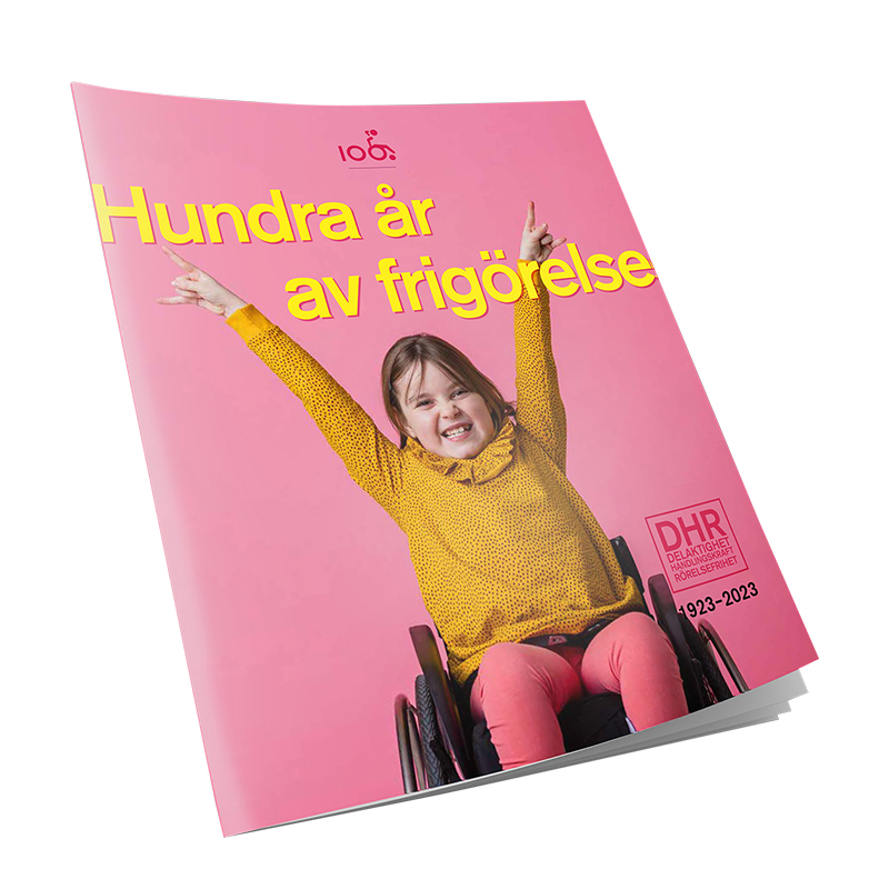 Rosa broschyr med bild på ett glatt barn i rullstol, samt texten 