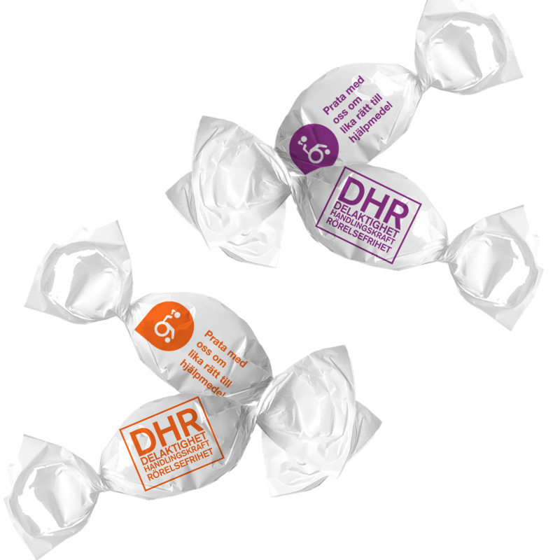 Karameller inslagna i vit plast och DHR:s logotyp i varierande färger.
