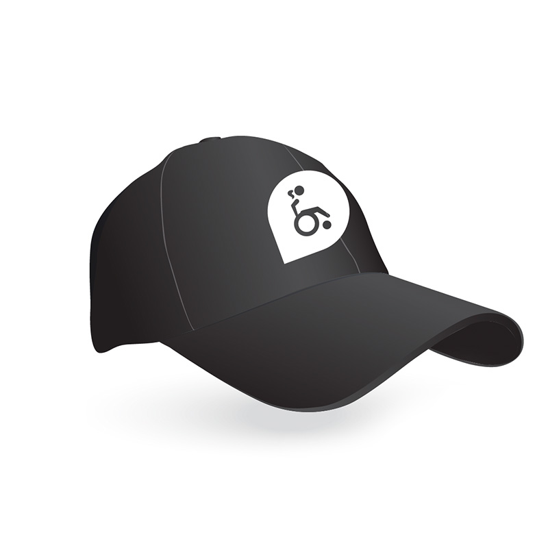 Svart keps med vit pratbubbla i vilken en stiliserad kvinna i rullstol syns.