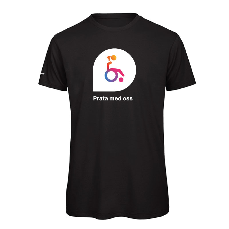 Svart t-shirt med färgglatt tryck av en stiliserad kvinna i rullstol inuti en pratbubbla, under den budskapet 