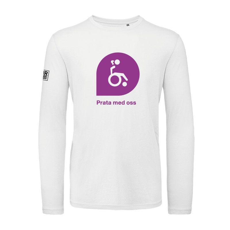 Vit t-shirt med lila tryck av en stiliserad kvinna i rullstol inuti en pratbubbla, under den budskapet 