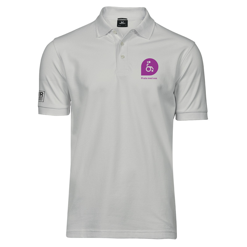 Vit pikétröja med lila tryck visande en kvinna i rullstol inuti en pratbubbla, samt texten 