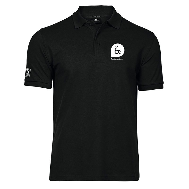 Svart pikétröja med vitt tryck visande en kvinna i rullstol inuti en pratbubbla, samt texten 