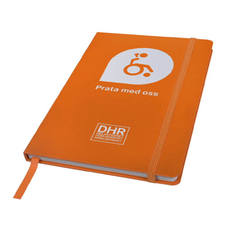 Orange anteckningsbok med gummisnoddsstängning, bokmärke och vitt tryck med DHR-logotyp och texten 