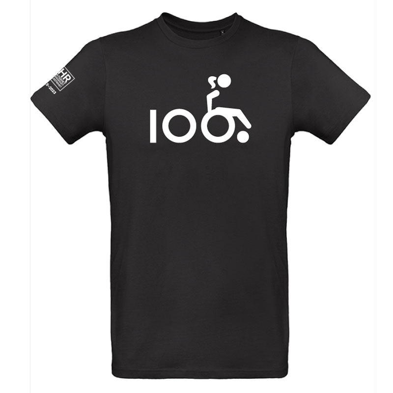 Svart T-shirt med vitt tryck föreställande en stiliserad person i en rullstol.