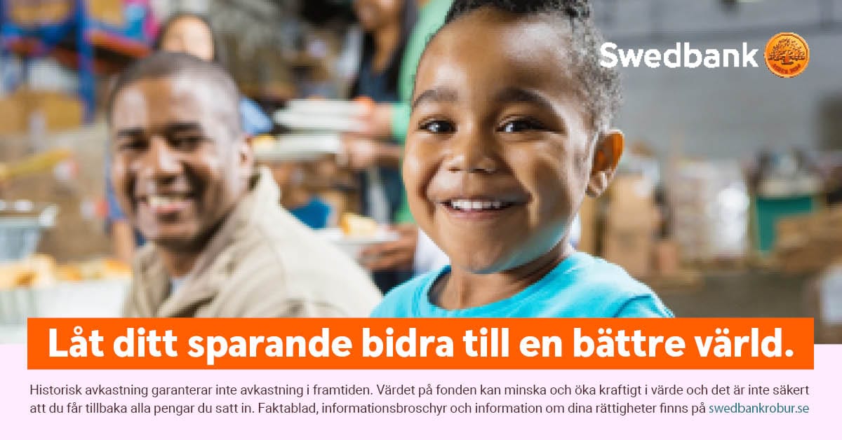 En man och ett litet barn ler och ser ut att vara nöjda i varandras sällskap.  
