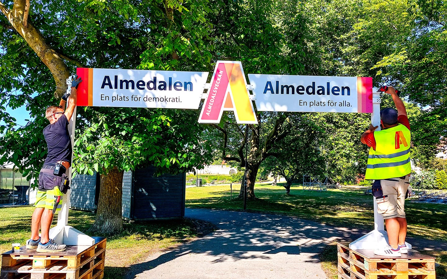 Trots banderollens budskap om att Almedalen är en plats för alla nämner politikerna inte personer med funktionsnedsättning i sina tal.