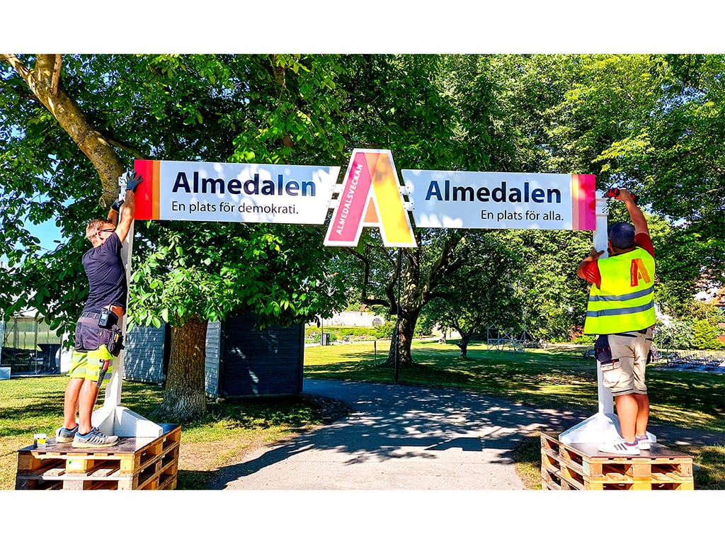 Trots banderollens budskap om att Almedalen är en plats för alla nämner politikerna inte personer med funktionsnedsättning i sina tal.
